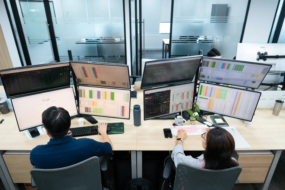 Chứng khoán Việt đang ở đâu so với giá vàng? - Ảnh 1.