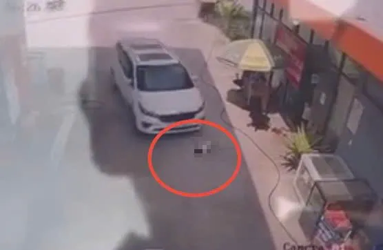 Điều tra vụ bé gái 2 tuổi bị ô tô cán chết tại cây xăng ở TP.HCM - Ảnh 1.