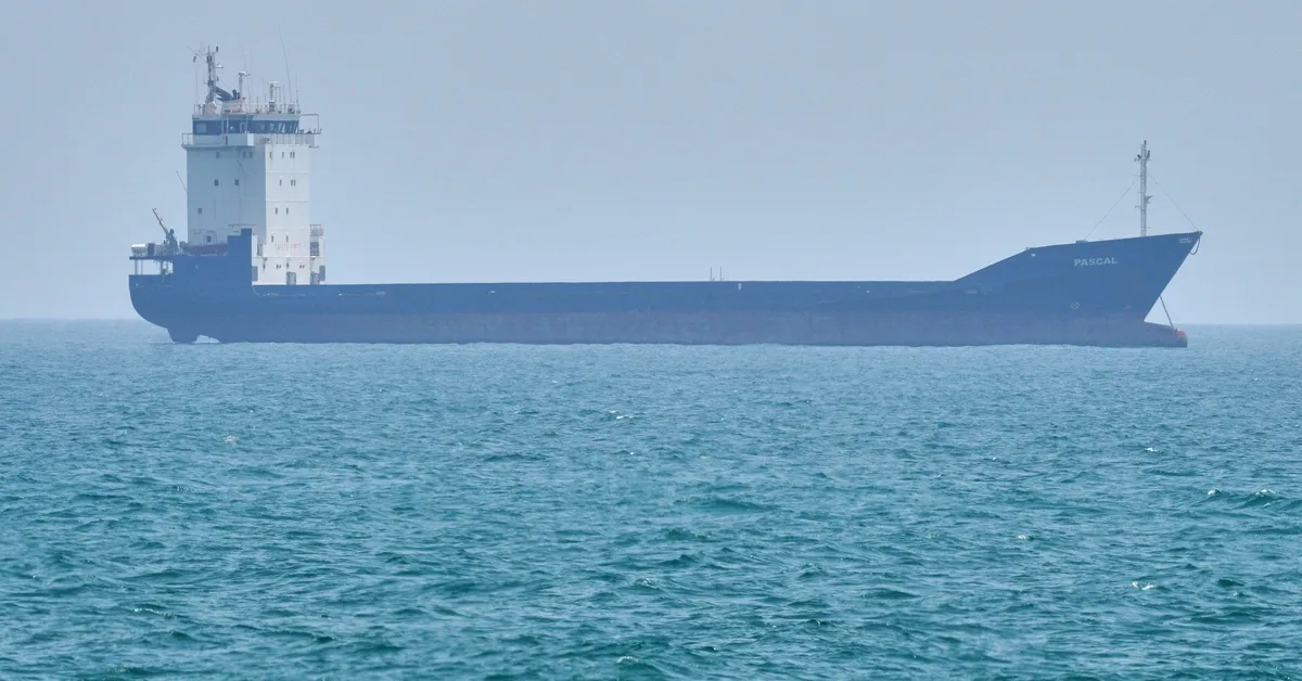 Iran tuyên bố bắt giữ 2 tàu cố vượt qua eo biển Hormuz