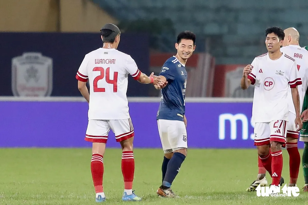 Cầu thủ Campuchia và Thái Lan nắm tay nhau sau trận đấu trên sân Hàng Đẫy - Ảnh 1.