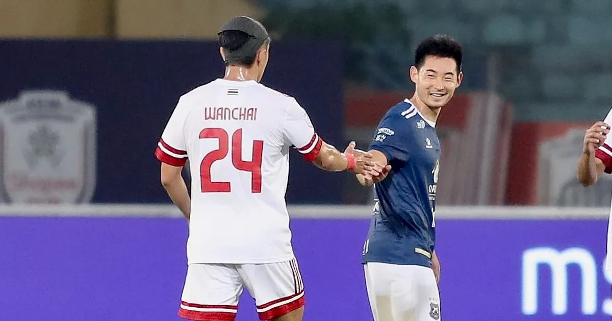 Cầu thủ Campuchia và Thái Lan nắm tay nhau sau trận đấu trên sân Hàng Đẫy