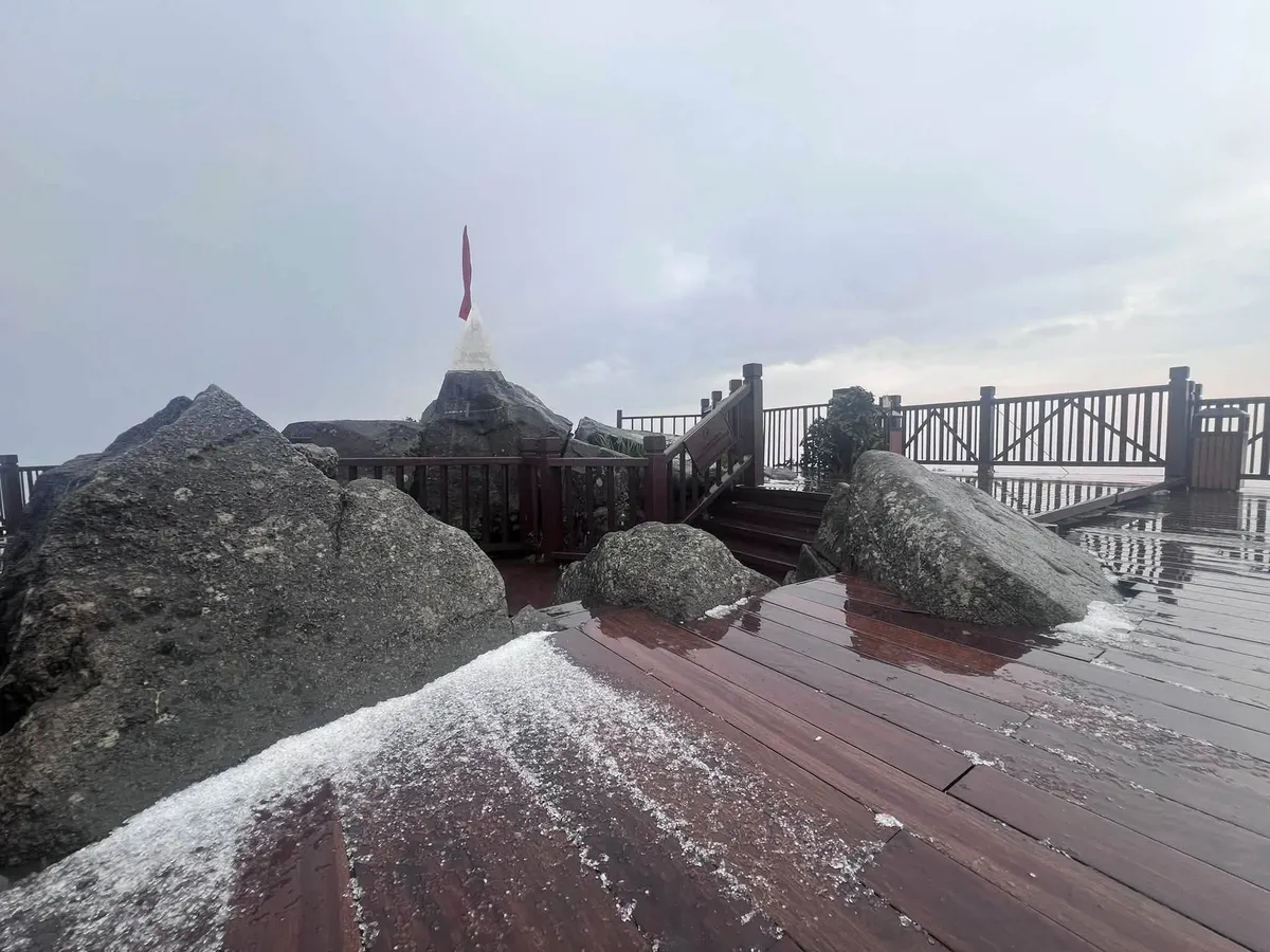 Mưa đá trên đỉnh Fansipan - Ảnh 1.