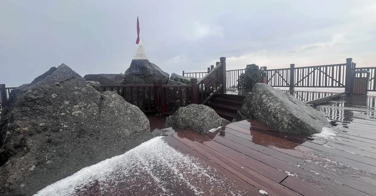 Mưa đá trên đỉnh Fansipan