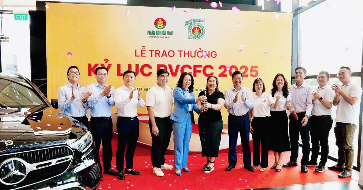 Phân bón Cà Mau trao Mercedes-Benz vinh danh đại lý