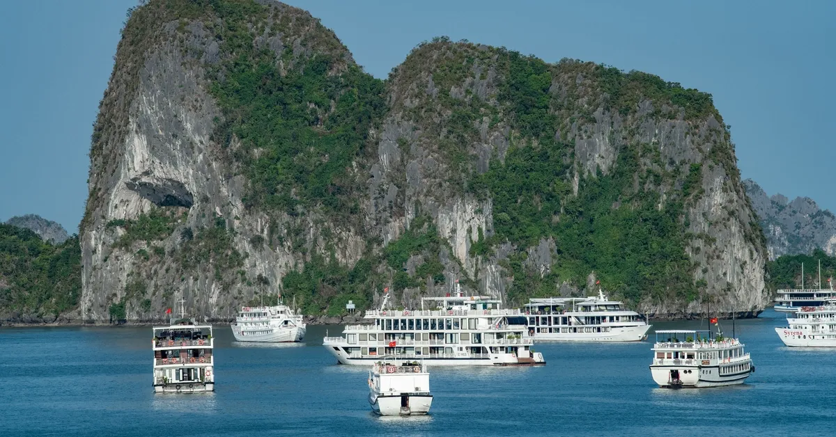 Du thuyền Hạ Long đắt khách dịp lễ 30-4