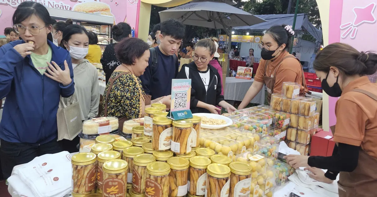 Nhộn nhịp Lễ hội Bánh mì Việt Nam 2026, nhiều quầy khách xếp hàng dài chờ thưởng thức