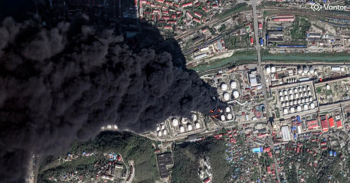 Mưa độc bao trùm thành phố Nga sau khi Ukraine tấn công làm cháy kho dầu