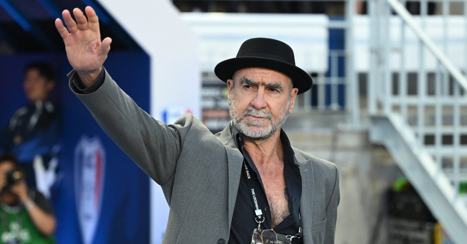 Eric Cantona 'cực chất' dẫn dàn cầu thủ huyền thoại MU ra sân