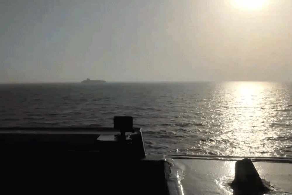 Hải quân Mỹ khai hỏa vào tàu chở hàng định cập cảng Iran, Tehran phản ứng