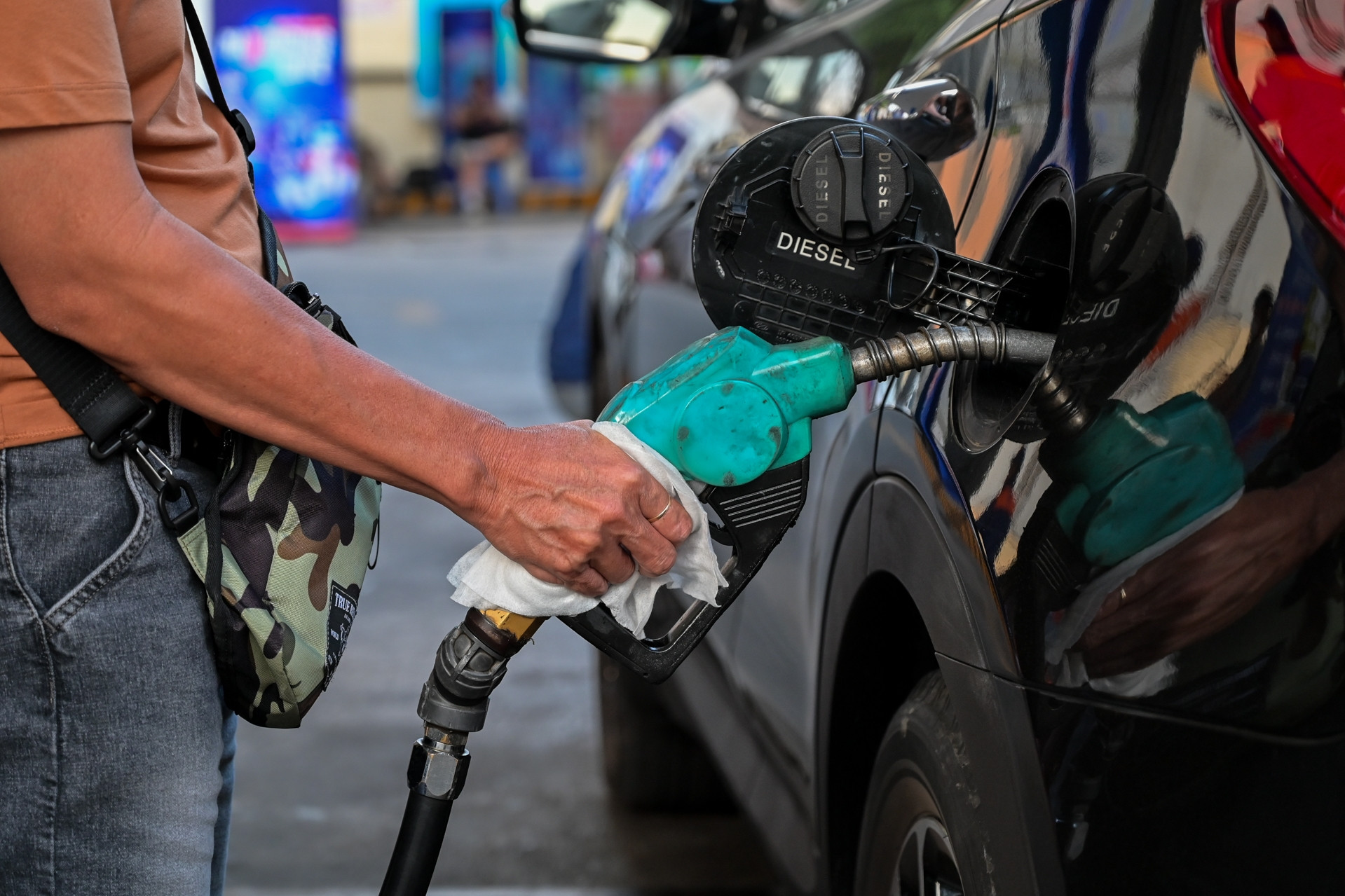 Giá xăng dầu hôm nay 21/4: Dầu thế giới hạ nhiệt, trong nước giảm mạnh