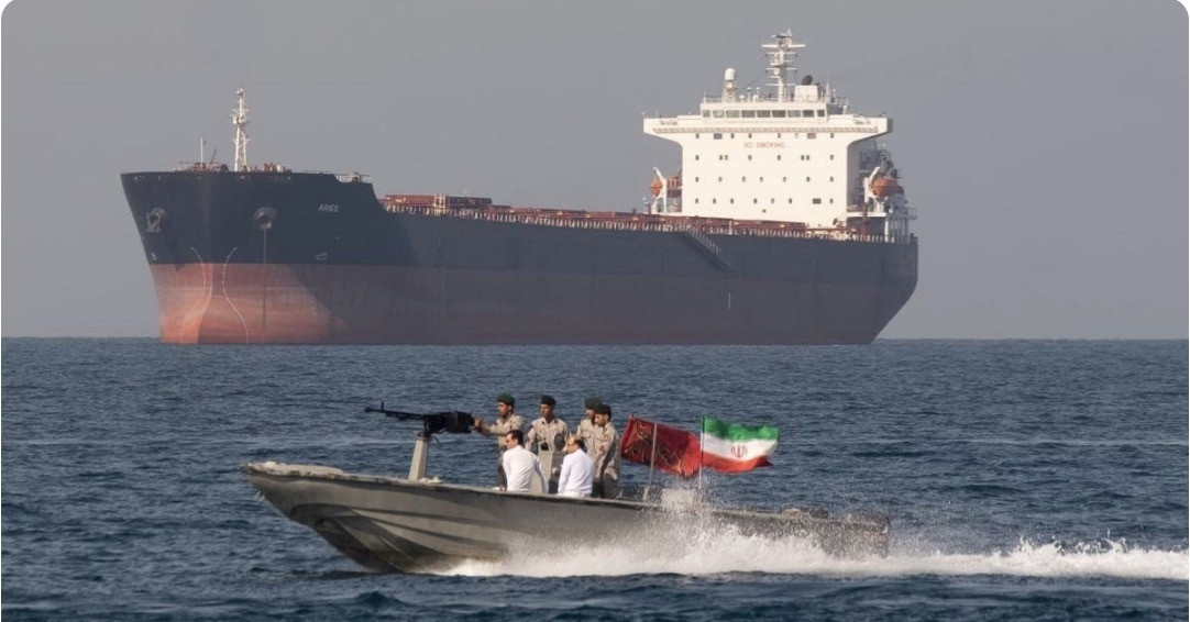 Iran hộ tống tàu chở dầu vượt phong tỏa, cập cảng an toàn