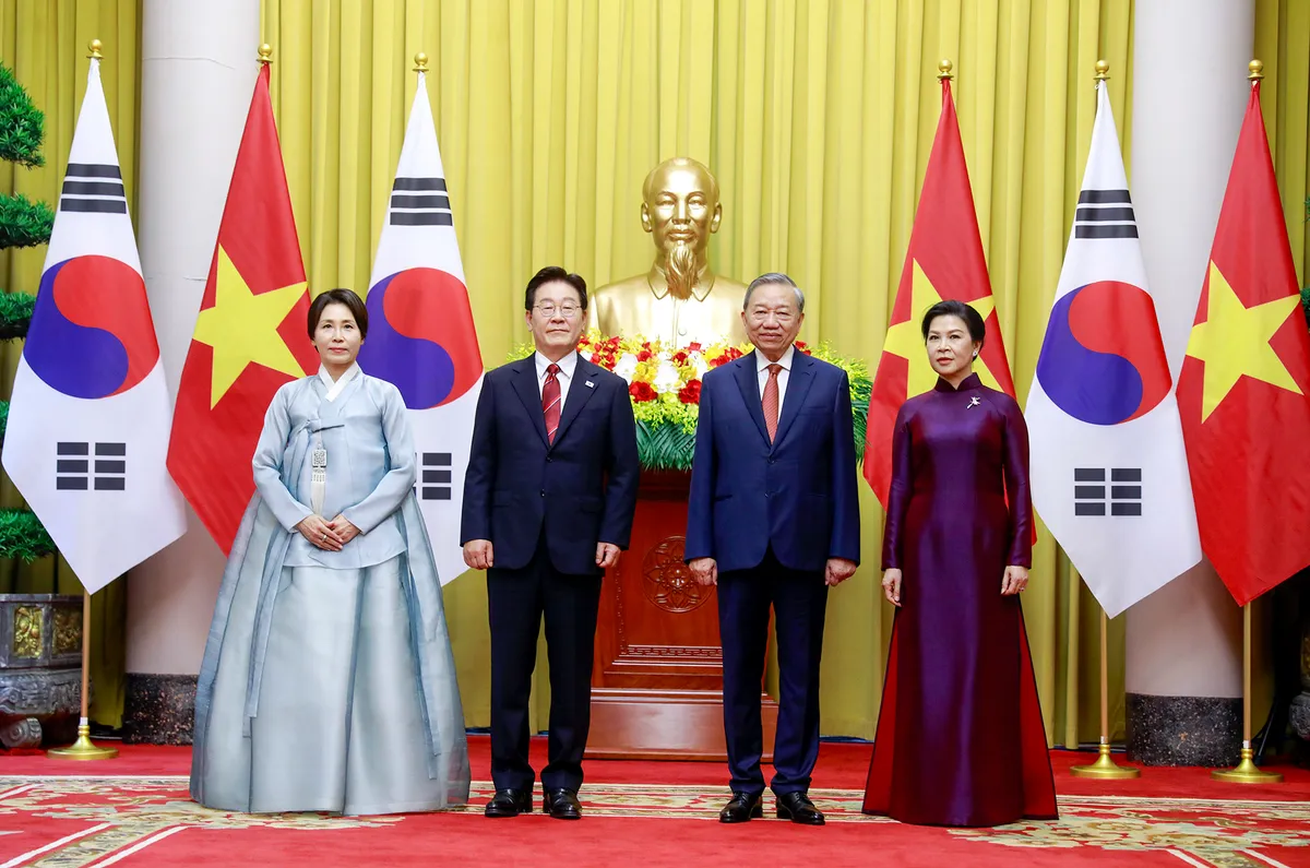 Việt Nam bắn đại bác chào đón Tổng thống Hàn Quốc Lee Jae Myung và phu nhân