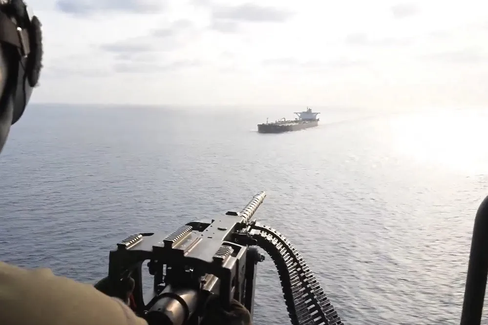 Iran bắn vào tàu hàng gần Oman, Pakistan cảm ơn ông Trump gia hạn ngừng bắn