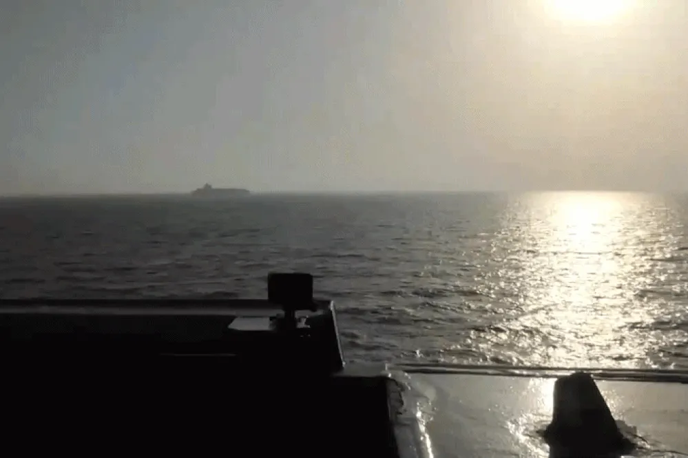 Hải quân Mỹ khai hỏa vào tàu chở hàng định cập cảng Iran, Tehran phản ứng