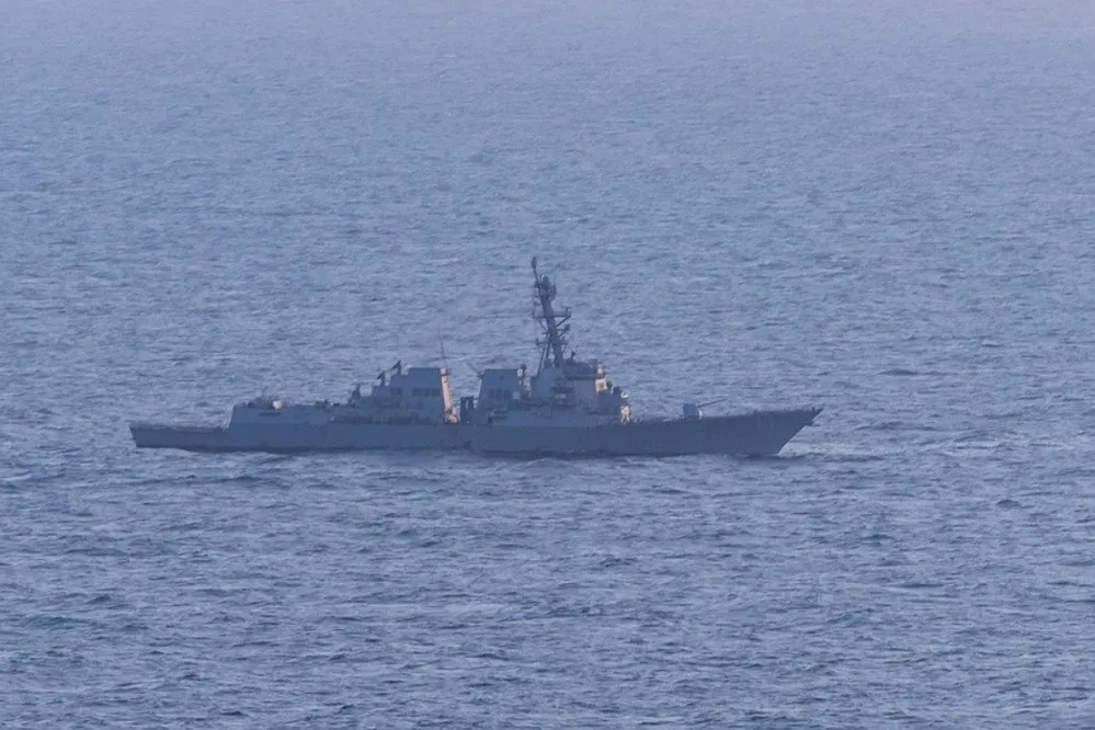 Sức mạnh chiến hạm Mỹ khai hỏa vào tàu chở hàng định cập cảng Iran