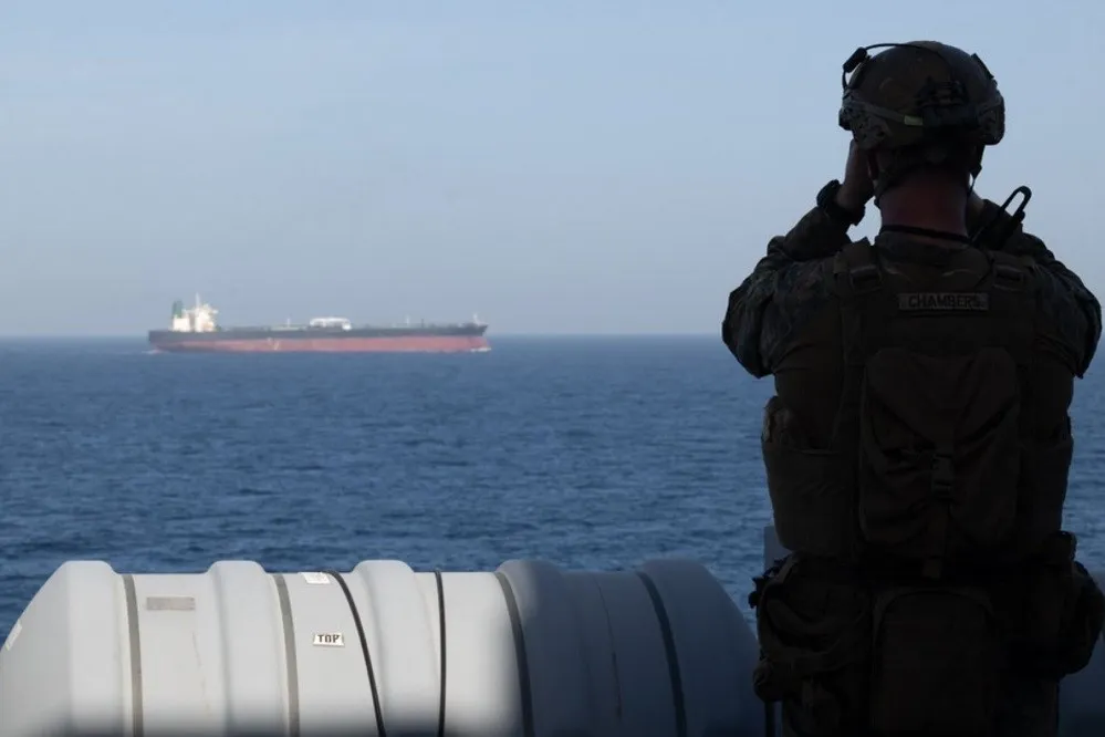 Iran bắt giữ 2 tàu dân sự ở eo biển Hormuz