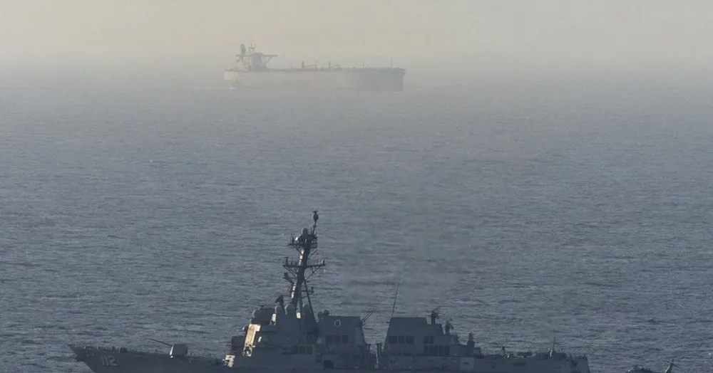 Washington phản ứng vụ Iran bắt tàu ở Hormuz, Bộ trưởng Hải quân Mỹ từ nhiệm