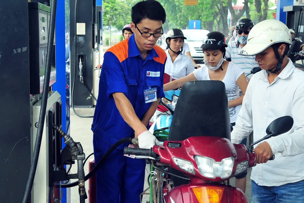 Bộ Công Thương nêu lý do giá xăng dầu giảm, dầu diesel đã hạ gần 17.000 đồng/lít từ đỉnh