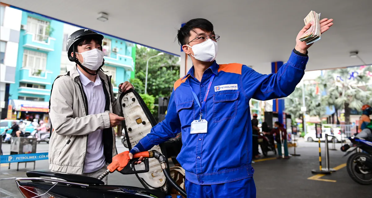 Giá xăng dầu liên tục lao dốc từ đỉnh, Bộ Công Thương nêu rõ lý do