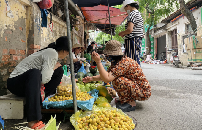 Những quầy hàng lấn lòng đường cả mét tại điểm kinh doanh tự phát ở ngõ 199 Hồ Tùng Mậu, Hà Nội hôm 4/3. Ảnh: Quỳnh Dương
