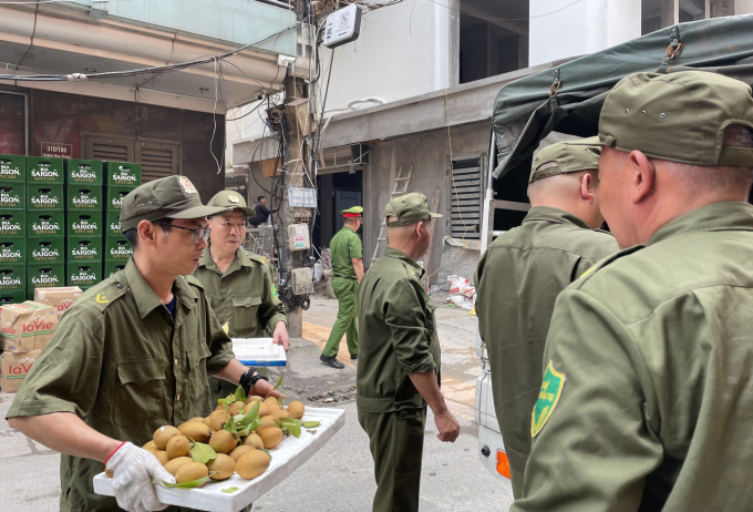Các lực lượng an ninh phường Ngọc Hà tịch thu một số mẹt hàng của tiểu thương sau nhiều lần tuyên truyền, vận động, hôm 4/3. Ảnh: Quỳnh Dương