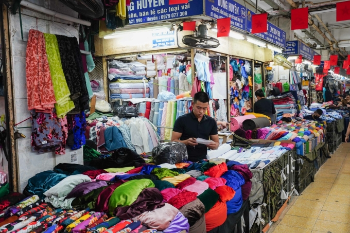 Quầy hàng tại chợ Đồng Xuân (Hà Nội). Ảnh: Hoàng Giang