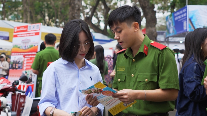Học viên Đại học Phòng cháy chữa cháy tư vấn tuyển sinh hôm 8/3. Ảnh: Fanpage trường