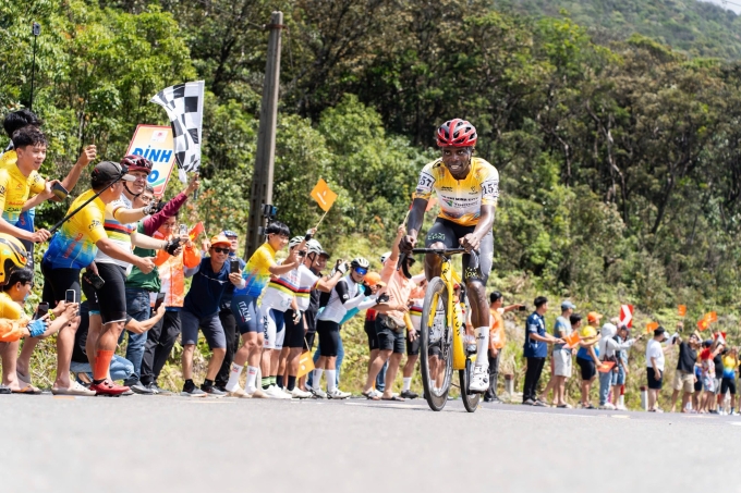 Moise về nhất đỉnh đèo Khánh Lê ở chặng 16 từ Nha Trang lên Đà Lạt, cuộc đua xe đạp xuyên Việt tranh Cup Truyền hình HTV 2026, trưa 20/4. Ảnh: Phạm Huy