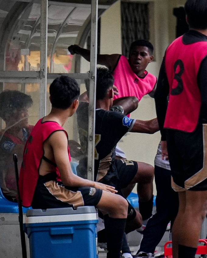 Fadly Alberto Hengga (áo hồng) của Bhayangkara FC tấn công một cầu thủ Dewa United trên ghế dự bị.