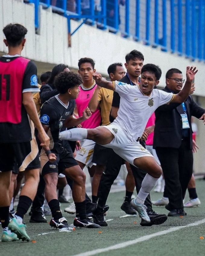 Aqilah Lissunnah Aljundi của Bhayangkara FC đá vào bụng một cầu thủ Dewa United.