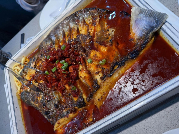 Món cá nướng sốt ớt cay kiểu Trung Hoa tại một nhà hàng ở Seoul. Ảnh: Korea Times