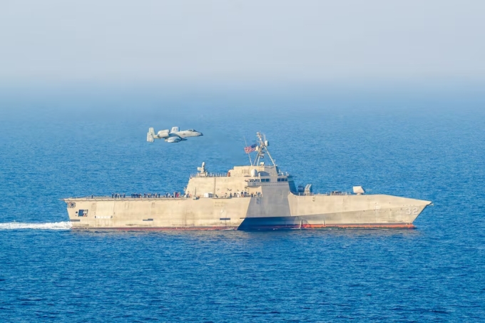 Tàu chiến đấu ven biển (LCS) USS Santa Barbara của Mỹ trong một cuộc diễn tập ở vịnh Ba Tư ngày 2/2. Ảnh: US Navy