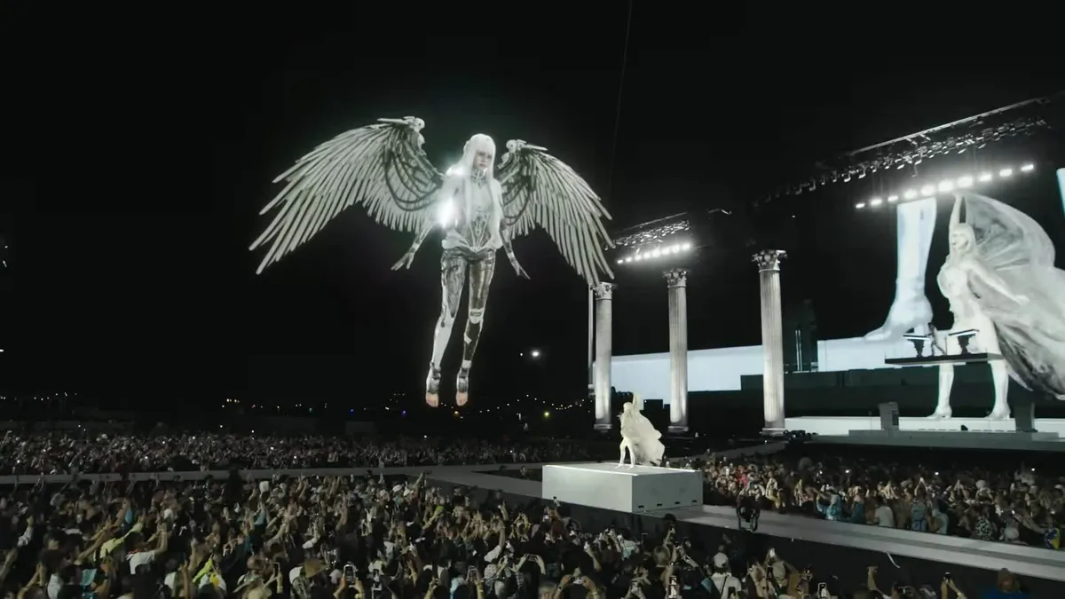 Lisa biểu diễn ca khúc "Bad Angel" tại Coachella 2026