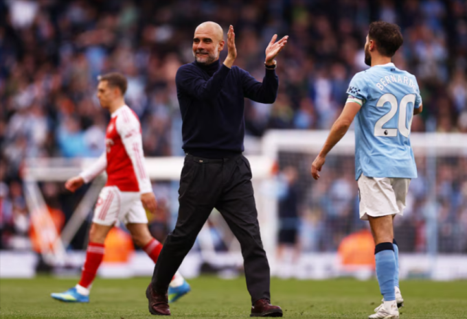 HLV Guardiola ăn mừng sau trận Man City thắng Arsenal ở vòng 33 Ngoại hạng Anh trên sân Etihad, Manchester, Anh ngày 19/4/2026.Ảnh: Reuters