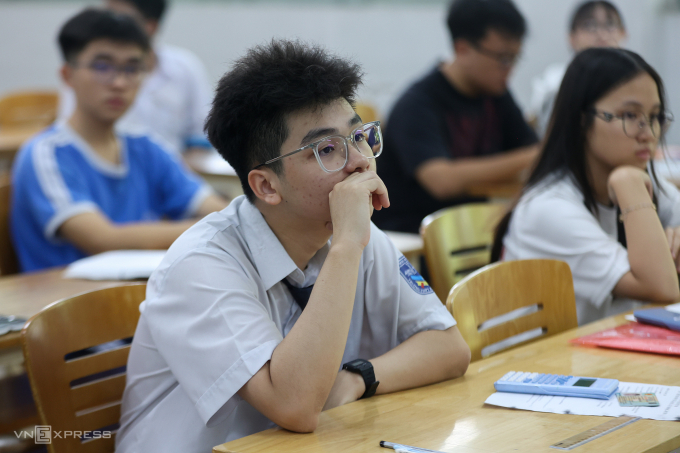 Học sinh lớp 12 thi đánh giá năng lực Đại học Quốc gia TP HCM để xét tuyển vào đại học, ngày 5/4. Ảnh: Quỳnh Trần