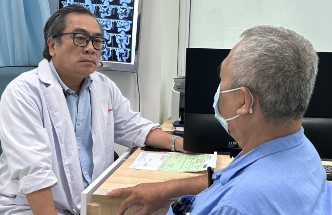 Bác sĩ tư vấn cho người bệnh ung thư tuyến tiền liệt tại Bệnh viện Bình Dân. Ảnh: Bệnh viện cung cấp