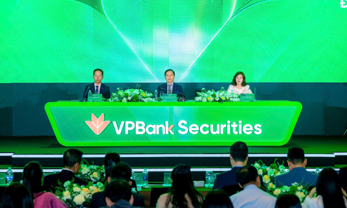 Ban chủ tọa đại hội thường niên Chứng khoán VPBank ngày 20/4. Ảnh: VPX