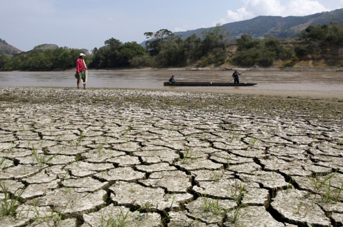 Ngư dân Gabriel Barreto đứng bên bờ sông Magdalena, con sông dài nhất ở Colombia, thành phố Honda, ngày 14/1/2016. Ảnh: Reuters