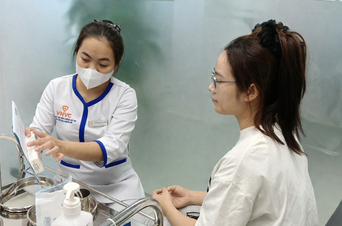 Người dân tiêm ngừa vaccine não mô cầu tại VNVC. Ảnh: Hoàng Dương