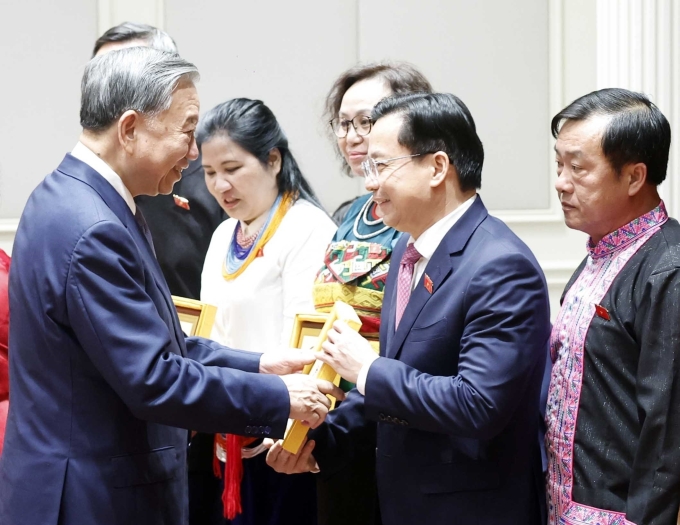 Tổng Bí thư, Chủ tịch nước Tô Lâm tặng chân dung Chủ tịch Hồ Chí Minh cho các đại biểu. Ảnh: TTXVN