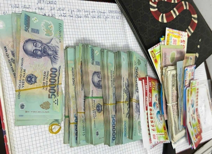 Số tiền trong túi xách bị đánh rơi. Ảnh: Nam An
