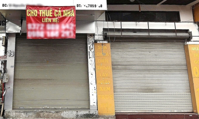 Mặt bằng treo biển cho thuê ở ngã tư Xuân Thủy - Cầu Giấy, tháng 4/2026. Ảnh: Ngọc Diễm