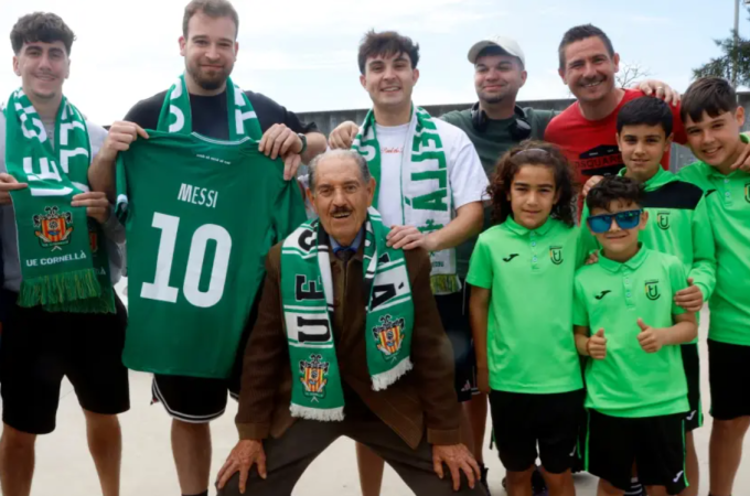 Người hâm mộ Cornella mặc áo đấu Messi. Ảnh: Marca