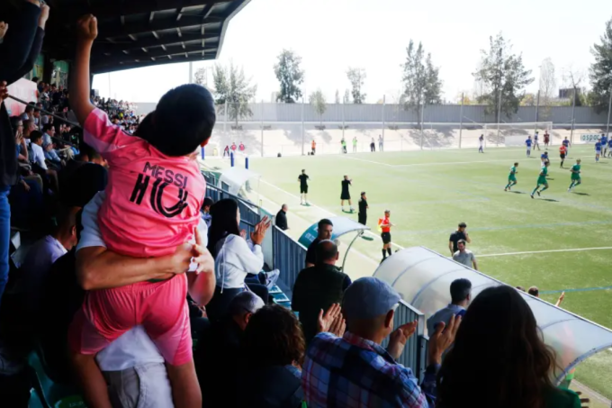 Một cậu bé mặc áo Messi ăn mừng bàn thắng của Cornella. Ảnh: Marca