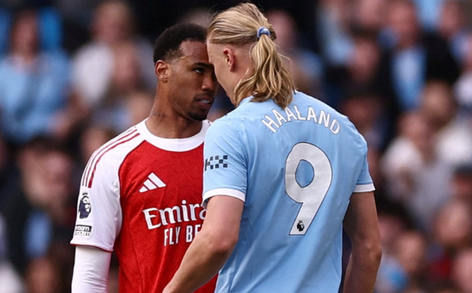 Erling Haaland va chạm bằng đầu với Gabriel Magalhaes trong trận Man City thắng Arsenal 2-1 ở vòng 33 Ngoại hạng Anh trên sân Etihad, Manchester, Anh ngày 19/4/2026. Ảnh: Reuters