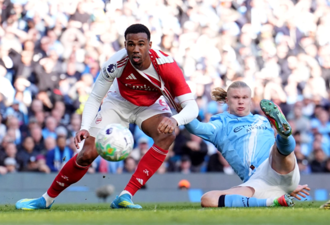 Erling Haaland (áo xanh) dứt điểm ấn định chiến thắng. Ảnh: PA