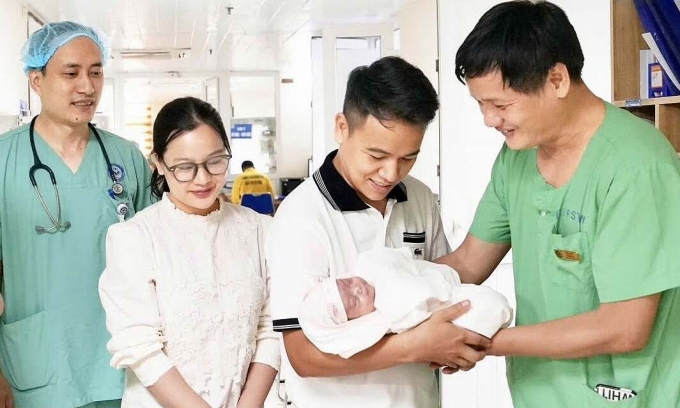 Sau 4 tháng nuôi dưỡng, bé được xuất viện về với cha mẹ. Ảnh: Bệnh viện cung cấp