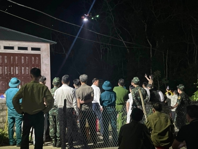 Lực lượng chức năng dùng flycam tìm kiếm sinh viên Nguyễn Tuấn Anh tại Tam Đảo đêm 20/4. Ảnh: Lê Thái Sơn.