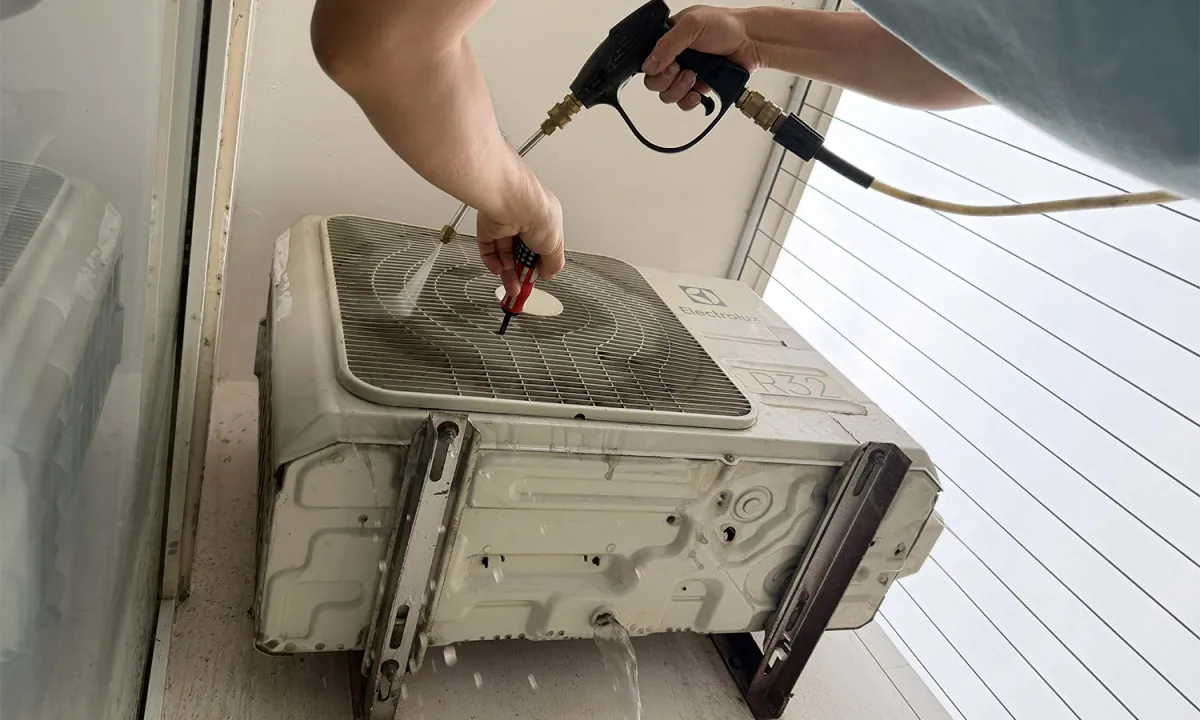 Có nên xịt nước vào dàn nóng điều hòa để vệ sinh?