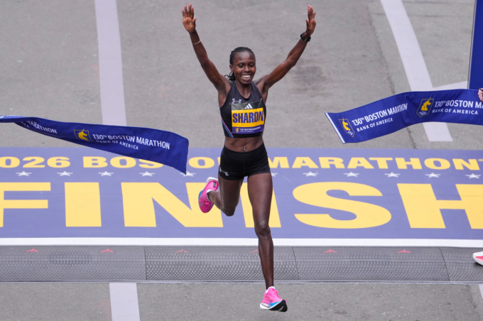 Sharon Lokedi về nhất nội dung nữ Boston Marathon 2026. Ảnh: AP
